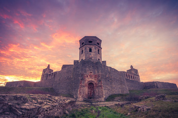 Obraz premium Ruins of baroque castle Krzyztopor in Ujazd, Poland during colorful sunrise