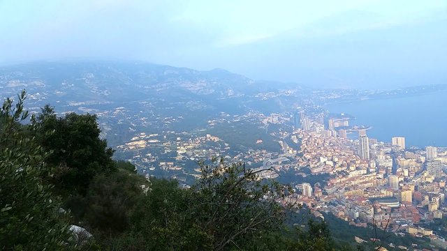 Vue Panoramique A&eacute;rienne de Monaco - Rotation &agrave; 80 degr&eacute;s (Timelapse)
