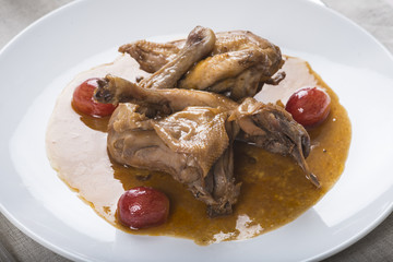 Picantón o coquelet, pollo pequeño en salsa de uvas una comida saludable con poca grasa © Angel Simon