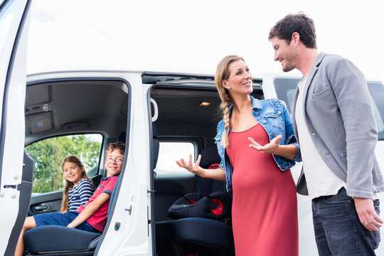 Familie kauft Auto beim Autoh&auml;ndler, ein Van wird das neue Familienauto