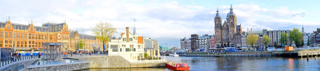 Foto op Plexiglas Panorama vanuit Amsterdam met het Centraal Station in de Netherla © Nataraj