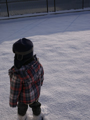 雪の中にたたずむ男の子