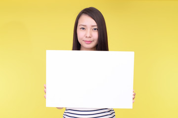 Obraz na płótnie Canvas ホワイトボードを持つ笑顔の女性