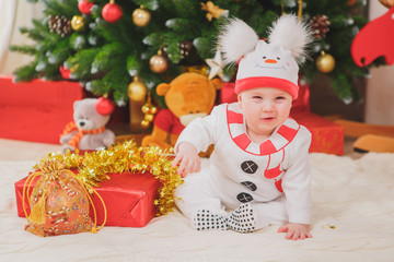 Obraz na płótnie Canvas baby with costume snowman with Christmas tree