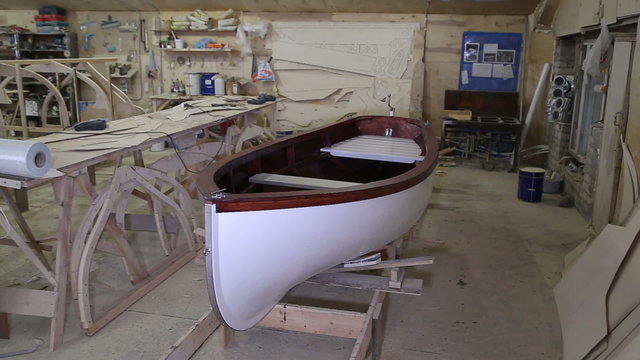 Completed the construction of the boat at the shipyard, the boat is on the slipway
