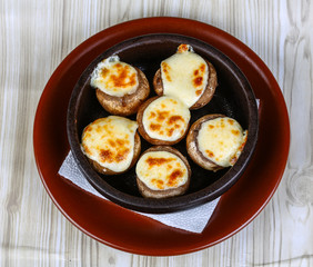 Stuffed champignon with cheese