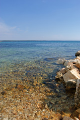 Küste der Insel Pag in Kroatien an einem sonnigen Sommertag