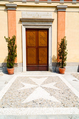 Fototapeta na wymiar detail in italy land europe historical gate