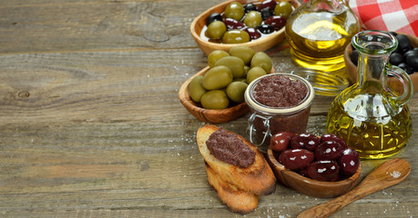 Fototapeta premium Tapenade, olives and olive oil