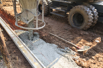 Fototapeta premium Bauen und Baustelle: Fundament betonieren