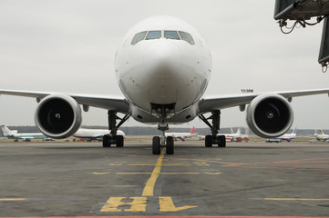 Fototapeta premium Biały samolot na lotnisku. Przedni widok