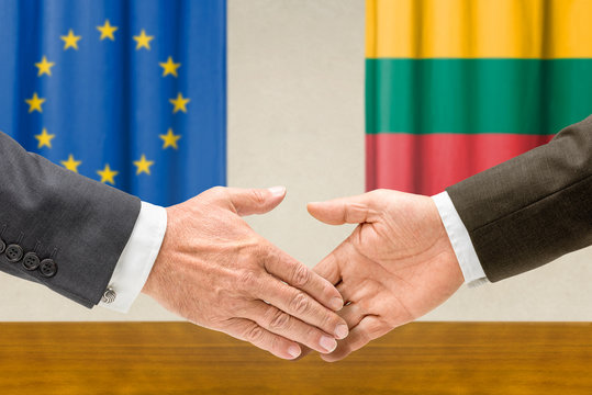 Vertreter der EU und Litauens reichen sich die Hand