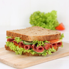 Gesunde Ernährung Sandwich Toast zum Frühstück belegt mit Sal