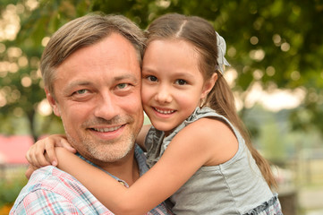 Naklejka premium father with daughter in summer park