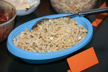 Nudelsalat mit Informationsschild