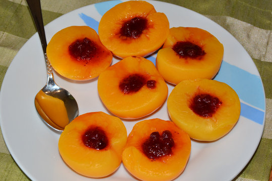 Pfirsiche mit Preiselbeeren