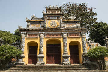 Portal de piedra en el interior de la Ciudad Púrpura Prohibida de Hue, Vietnam.