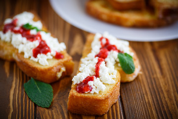 Obraz na płótnie Canvas fried in batter toast with cream cheese and jam