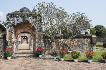 Portal de piedra en el interior de la Ciudad Púrpura Prohibida de Hue, Vietnam.