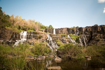 Fototapeta na wymiar Wasserfall in Vietnam