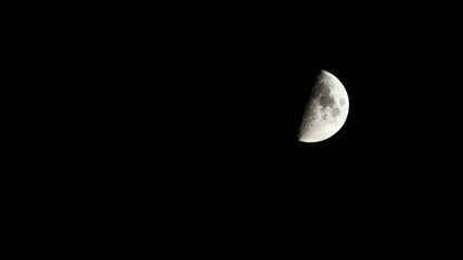 луна на ночном небе