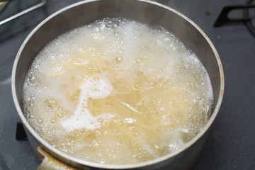 パスタを茹でる