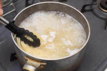 パスタを茹でる