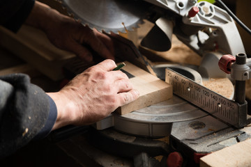 Joiner working on a machine with a circulation saw