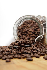 Kaffebohnen ausgekippt horizontal