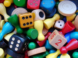 Vintage Spielfiguren aus Holz und Würfel Nummer sechs - Symbol Glück Chance Risiko Gewinn