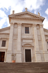 Fototapeta na wymiar Eingangsportal am Dom von Urbino