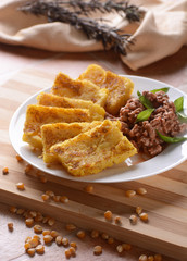 polenta di farina di mais arrostita e ragù di salsiccia
