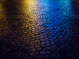 Lichtreflektionen auf Pflastersteinen
