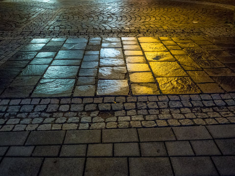 Lichtreflektionen auf Pflastersteinen