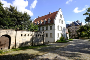 Fototapeta na wymiar Kloster Schulpforte mit Klostergarten in Schulpforte bei Naumbu