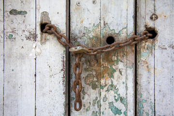 Puerta con cadena y candado en Getsemaní