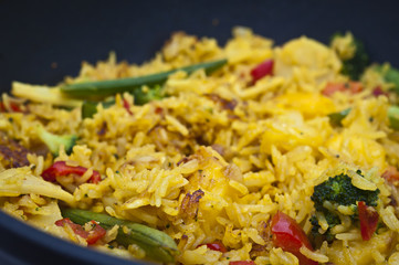 Gemüsereis gebraten in der Pfanne