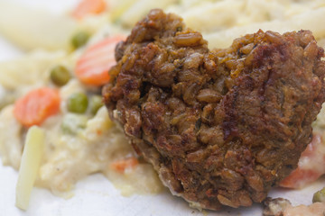 Vegetarisch mit Herz - Grünkernbratlinge auf buntem Gemüse, lecker, frisch und schnell in der Zubereitung