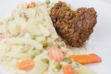Vegetarisch mit Herz - Grünkernbratlinge auf buntem Gemüse, lecker, frisch und schnell in der Zubereitung
