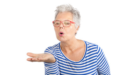 Seniorin pustet ein Küsschen weg