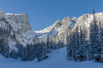 Naklejka premium Snowy Mountans Loom over Dream Lake