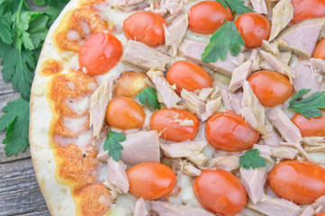 Tuna and and fresh cherry tomatoes pizza