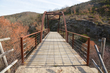 puente colgante en un camino de montaña