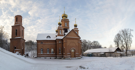 Свято-Троицкая церковь в деревне зимой 