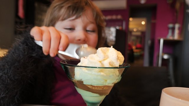 jeune glouton mangeant une glace