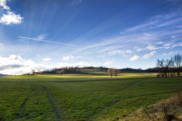 Weites Land mit Sonnenstrahlen