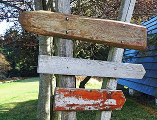 Naklejka premium Wooden weathered signposts