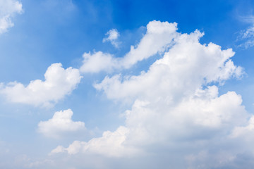 Obraz na płótnie Canvas white clouds in the blue sky