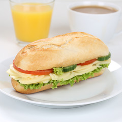 Gesunde Ernährung Sandwich Baguette belegt mit Käse zum Frühs
