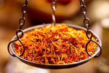 Crédence de cuisine en verre imprimé Herbes dried saffron spice in vintage  bowl weights